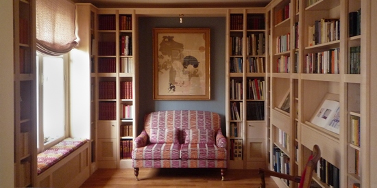 La bibliothèque en bois de sycomore.